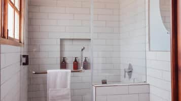 Dusche, kostenlose Toilettenartikel, Handtücher, Seife