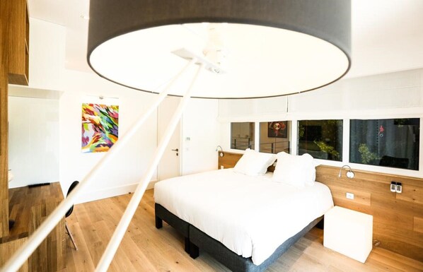 4 bedrooms, desk, WiFi