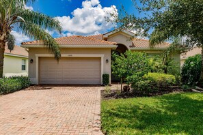 Vista frontal de la propiedad