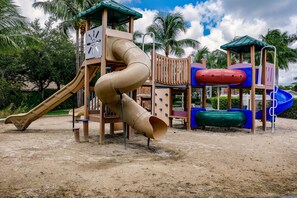 Área de juegos infantiles al aire libre