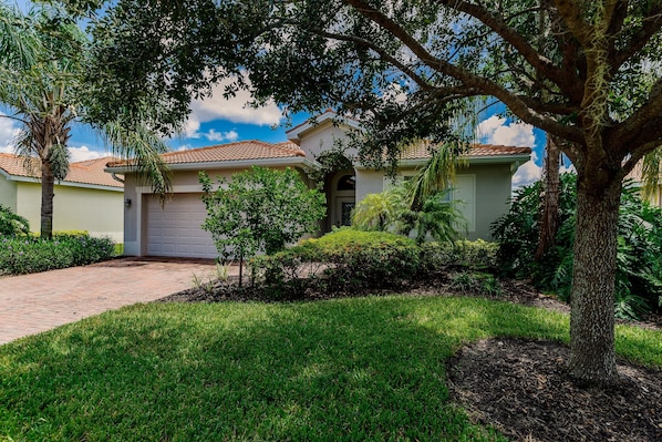 Vista frontal de la propiedad