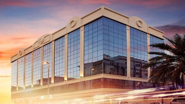 Un bâtiment moderne doté d’une façade en verre et d’un toit plat.