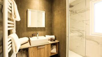 Articles de toilette gratuits, sĂšche-cheveux, peignoirs