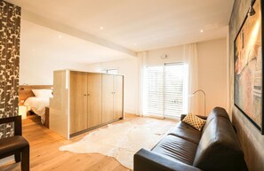 1 bedroom, desk, WiFi