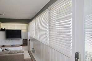 Smart-tv, een open haard en boeken