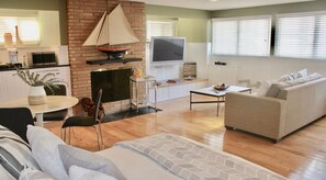 Smart-tv, een open haard en boeken