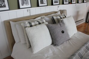 Iron/ironing board, travel crib, free WiFi, bed sheets - Private Guest Suite in LA's Idylic Westside (Los Angeles)