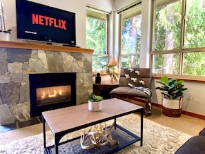 Interior - Cozy Mountain Oasis w / hot tub and free parking (Whistler)