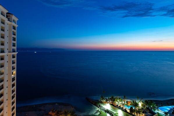 Sur la plage, chaise longue, serviettes de plage