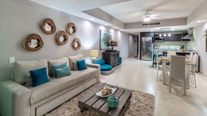Una sala de estar moderna con un sofá, una mesa de centro y decoración en la pared.