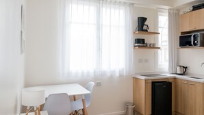 Apartemen Basic, 1 Tempat Tidur Queen | 1 kamar tidur, tirai kedap cahaya, Wi-Fi gratis, dan seprai linen