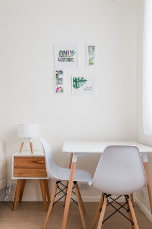 Basic Apartment, 1 Queen Bed | In-room dining
