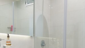 Apartemen Basic, 1 Tempat Tidur Queen | Shower kamar mandi