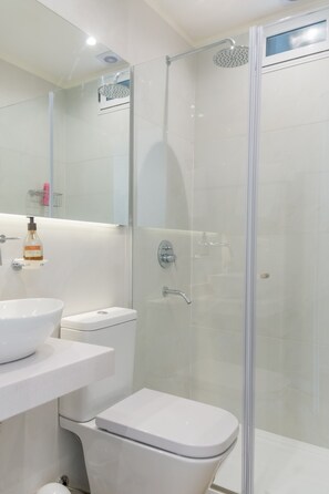 الدش داخل الحمام