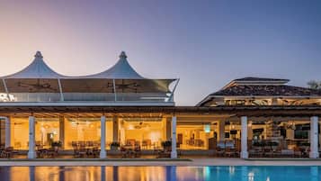 2 outdoor pools