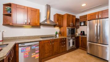 Jobo 8 - Luxury Apartment | Private kitchen | Full-sized fridge, microwave, oven, stovetop