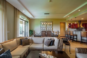 Jobo 1 - Luxury Apartment | Area soggiorno | TV a schermo piatto 60 pollici con canali via cavo, TV