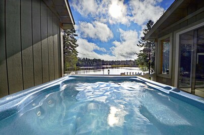 ⛷️⛱️⛰️Family Lake Front❤️HotTub☆Fireplace☆Boat/Fish☆Games☆Families☆Dogs+