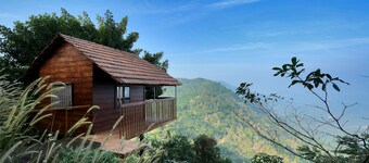 Romantic Wooden Villa on mountain top w--pool & Jacuzzi - Luxury Amidst Nature