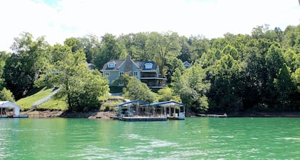 UUSI! Valtavasta Lakeside Lodge -hotellista on upeat näkymät ja helppo kävelymatka suurelle laiturille!