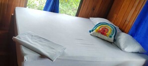 Comfort trippelrum - tillgång till pool - utsikt mot trädgården | Individuell inredning, unika möbler och arbetsyta för laptop