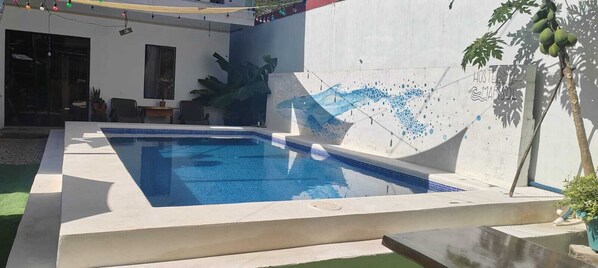 Piscina interna, piscina externa, funciona das 9h às 22h, guarda-sóis