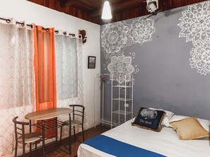 Habitación Confort, acceso a la alberca, junto a la alberca | Decoración personalizada y muebles diferentes 