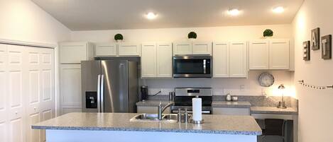 ثلاجة، ميكروويف، فرن، موقد طهي مسطح