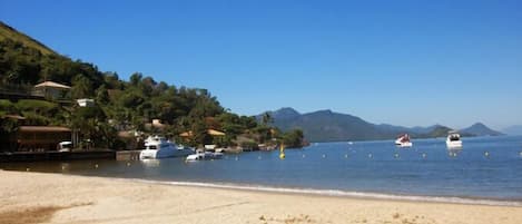 Privat strand og hvit sand