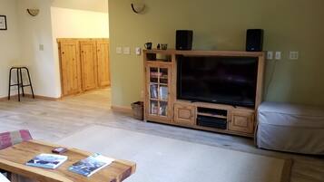 Smart TV, books, stereo