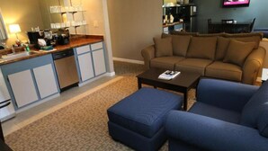A compact living space with a kitchenette, a sofa, and a coffee table. - 2 bed condo Thunderbird Resort Club - Sparks (Sparks)