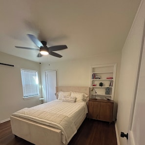 3 chambres, bureau, fer et planche à repasser, accès au Wi-Fi (inclus)