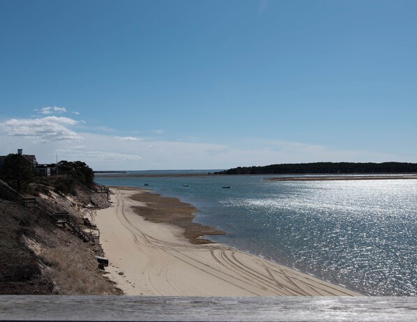 En la playa, camastros y toallas de playa 