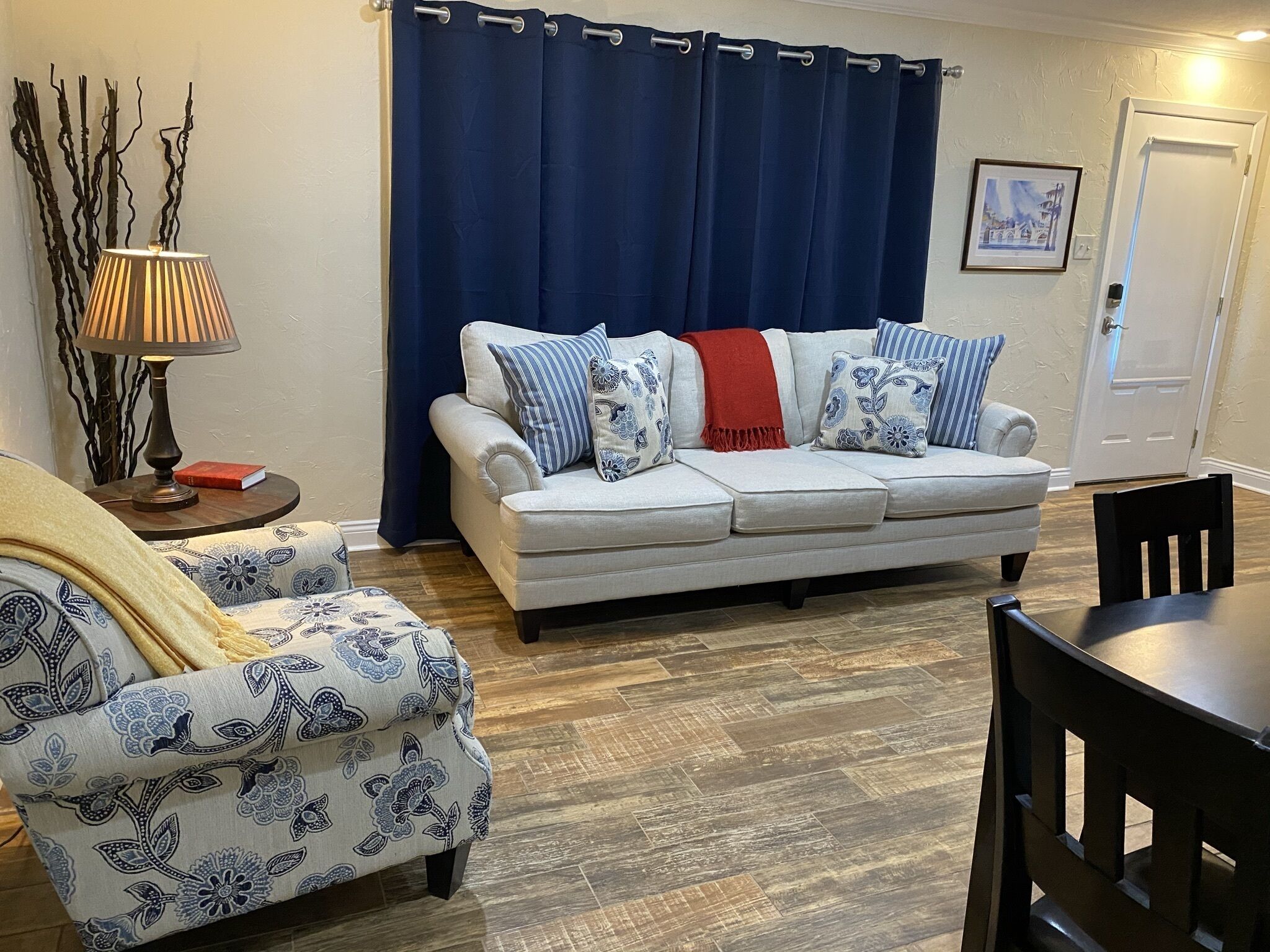 Älytelevisio, takka, DVD-soitin, kirjoja