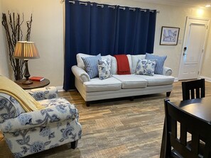 Smart TV, chimenea, reproductor de DVD y libros