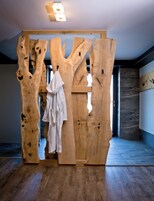 Un sauna, tratamientos corporales, masajes con piedras calientes