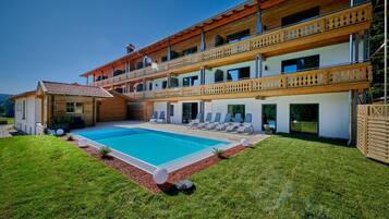 Außenpool, Liegestühle