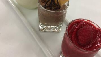 Trois desserts présentés sur une assiette rectangulaire blanche.
