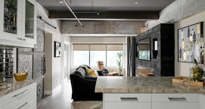 Designer's Dream - Downtown Waterfront!