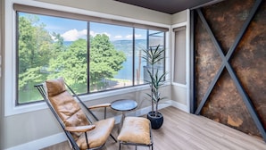 Interior - Designer's Dream - Downtown Waterfront!  (Kelowna)