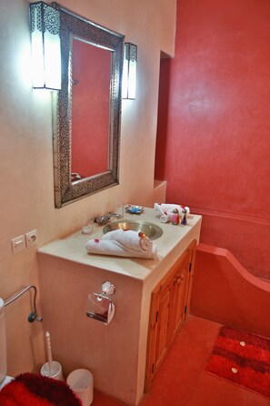 Ensemble douche/baignoire, baignoire à jets, sèche-cheveux, bidet