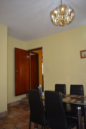 Kjøleskap, mikrobølgeovn, kokeplater og vannkoker