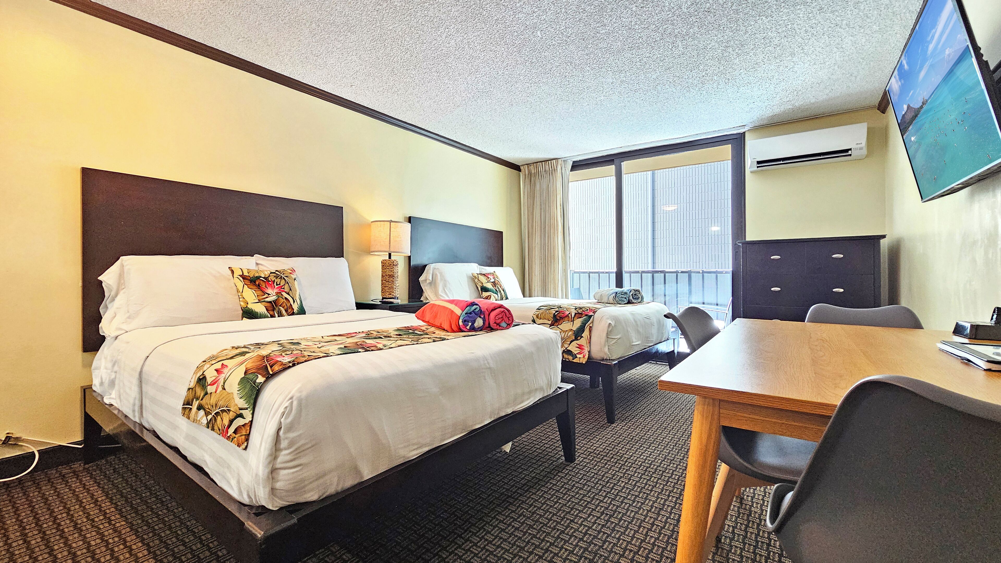 Escritorio, tabla de planchar con plancha, wifi gratis y ropa de cama 