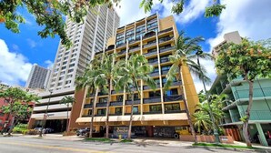 A multi-story hotel with a yellow facade, multiple balconies, and palm trees in the foreground. - 🌤Stay in our Breezy Bamboo Studio 🏘Now this is what we call home! 2QUEEN Beds (Honolulu)