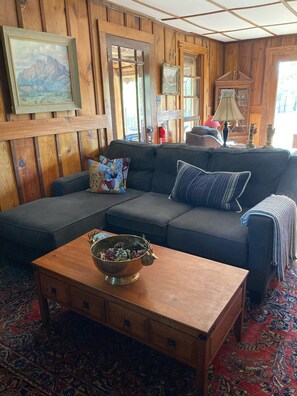 Fernseher, Kamin, Bücher