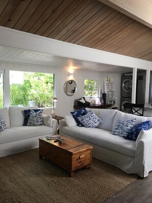 Smart TV, fireplace, books, stereo - Eagle Harbor View Cottage (Bainbridge Island)