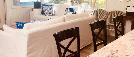 Smart TV, fireplace, books, stereo