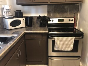 雪櫃、微波爐、焗爐、爐具