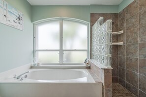Ensemble douche/baignoire, sèche-cheveux, serviettes fournies