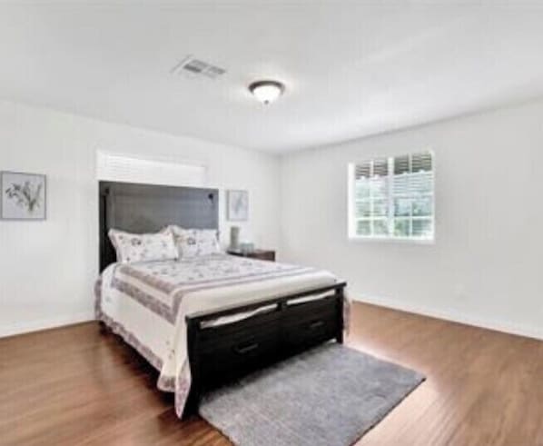 2 bedrooms, desk, iron/ironing board, free WiFi